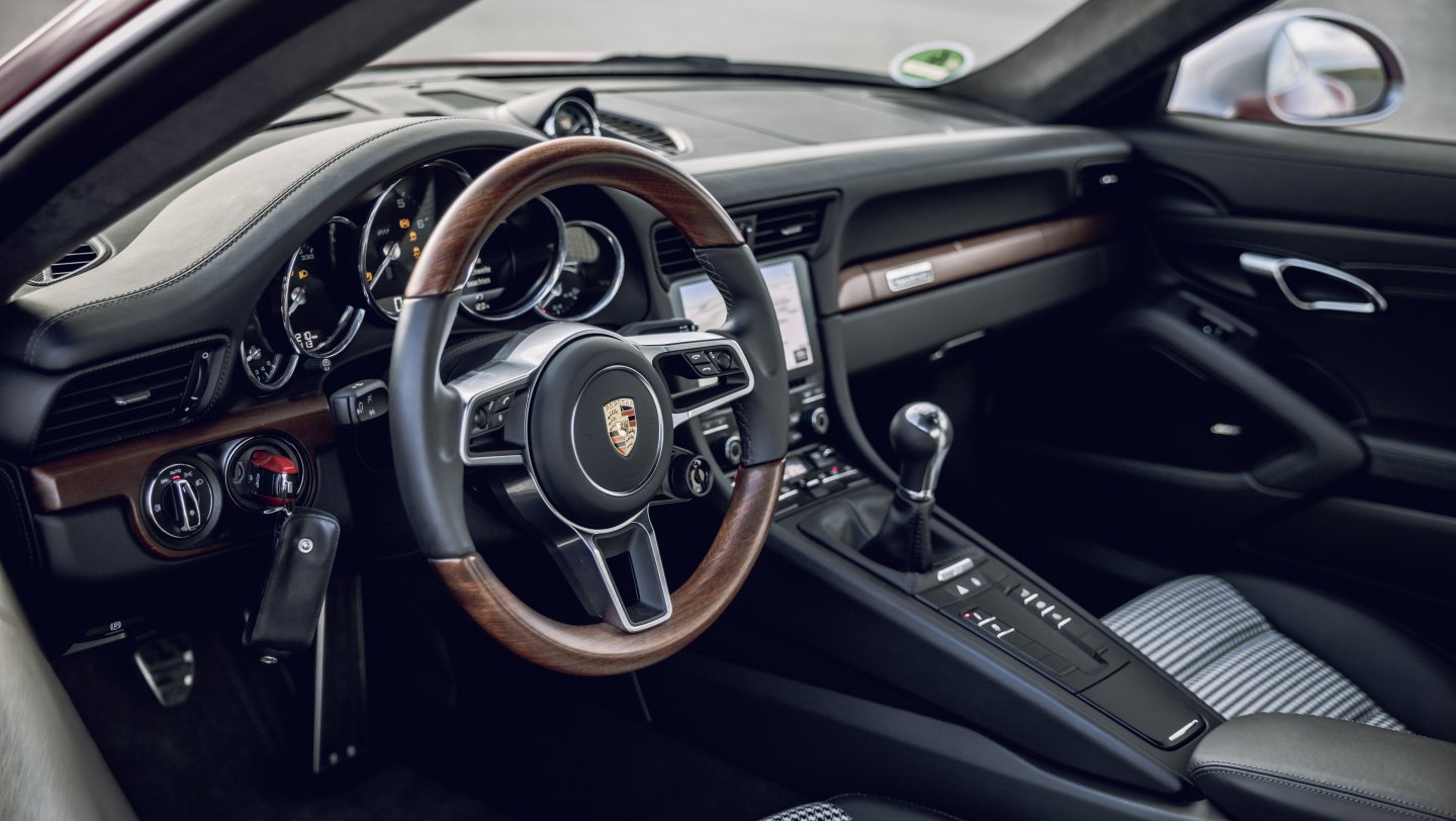 Porsche 911 seventh gen detail