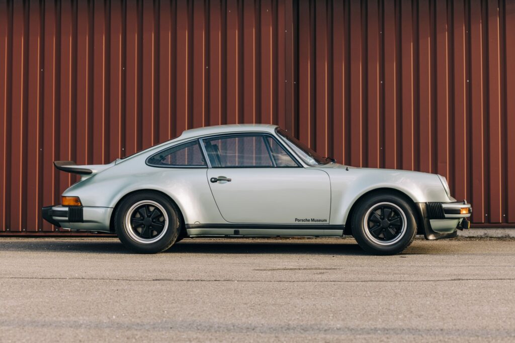 911 Hot-dip galvanised sheet metal for the body Image